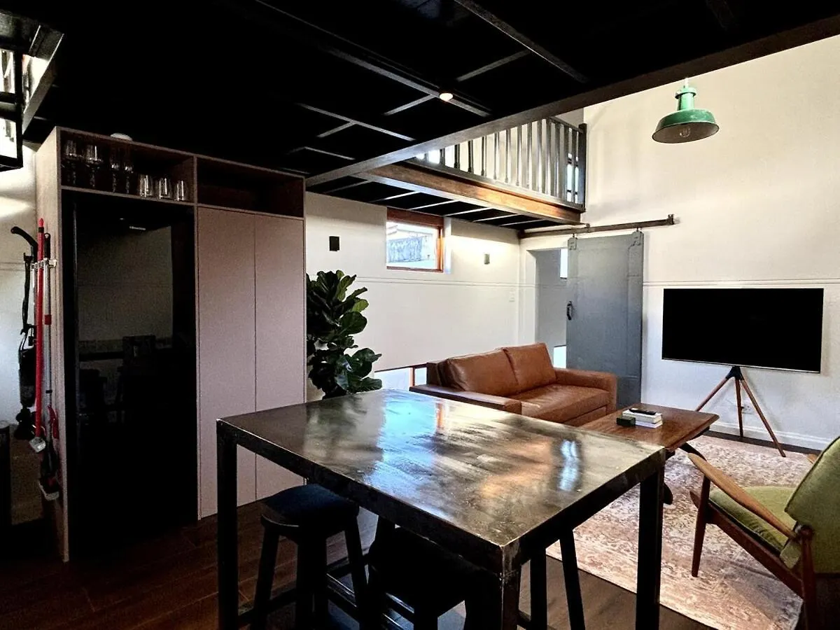 Appartement Substation Turned Cozy Retreat In Sea Point à Le Cap